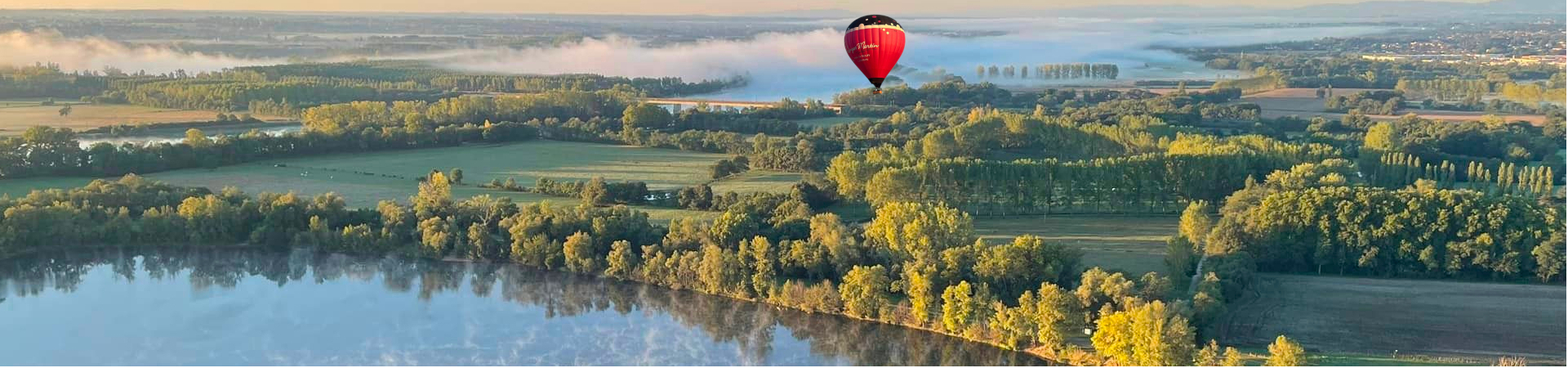 Vol d'une montgolfière au dessus d'un étang